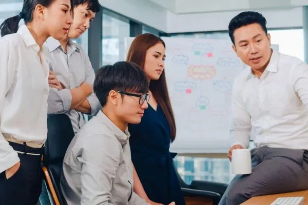 Một người đang suy nghĩ về thói quen cờ bạc của mình với các biểu tượng rủi ro và an toàn, minh họa tầm quan trọng của việc tự đánh giá để chơi có trách nhiệm tại pg88.